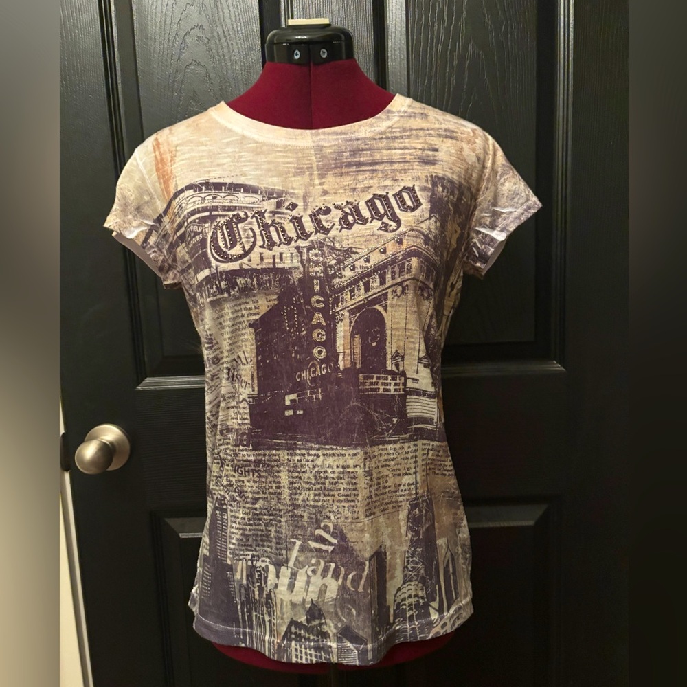 Y2K Vintage Chicago Grafic T-Shirt with building and word prints Miss Posh brand